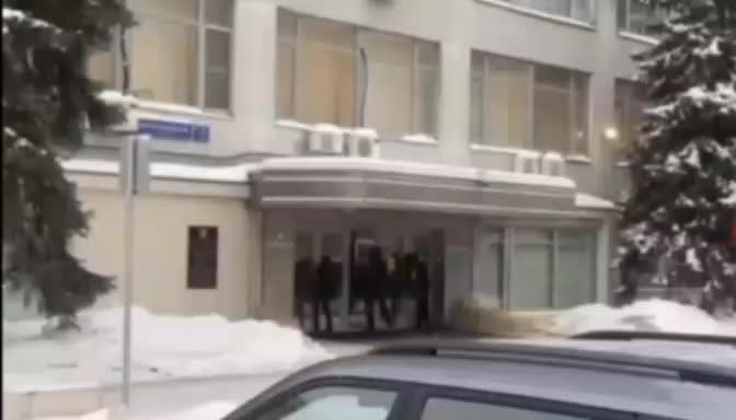 В Москве активисты заблокировали вход в офис Роскомнадзора