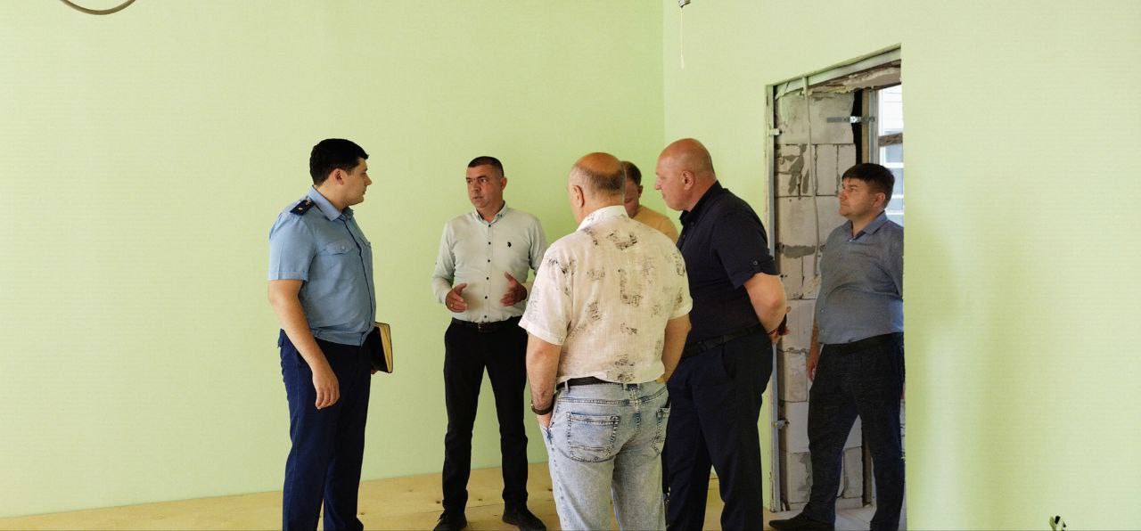 1 2 3 Прокуратура Ульяновского района проводит проверку исполнения законодательства о контрактной системе в сфере закупок товаров, работ, услуг для обеспечения государственных и муниципальных нужд. В частности, прокурор района Грицай А.В. анализирует ход капитального ремонта здания одного из корпусов МОУ «Ишеевский многопрофильный лицей имени Н.К. Джорджадзе». Особое внимание уделяется вопросам соблюдения графика производства работ, создания условий для безопасного пребывания несовершеннолетних и законности расходования бюджетных средств. Выявленным нарушениям будет дана принципиальная оценка.