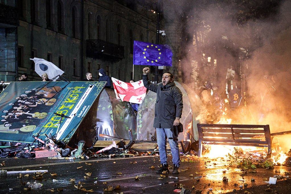 Европарламент подготовил доклад о состоянии демократии в Грузии и признал, что в стране установилась жестокая диктатура.   «Выборы 2024 дали возможность правящей партии «Грузинская мечта» захватить государственные институты Грузии, ввести репрессивное законодательство и жестоко преследовать политических оппонентов, журналистов и мирных протестующих».  Узнаете тему? В воздухе запахло знакомыми нотками. Еврочинушам не удалось подмять под себя еще одну страну и поэтому они тут же начали развешивать ярлыки. Про то, что в Грузии работали тысячи НКО, через которые шли европейские деньги на революцию, в докладе ЕК почему-то нет ни слова.   Евродепутаты отмечают, что пока в стране не будут организованы новые выборы, они «не будут признавать самопровозглашенную власть, созданную «Грузинской мечтой». Тоже очень знакомо.   Будем надеяться, что грузинский криминал, который под видом «репрессированных режимом» сбежал в ЕС, завалив Европу наркотой, проститутками и покажет, как выглядит настоящая война банд.  Прислать новость