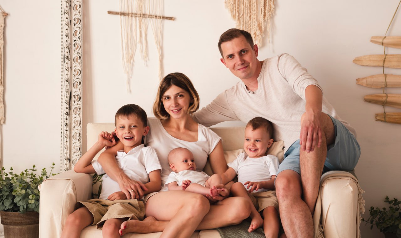 В 17 регионах многодетные семьи могут получить до 1 млн рублей на погашение ипотеки Эта сумма складывается из федеральной выплаты на погашение ипотечного кредита по программе поддержки многодетных которая действует с 2019 года и доходит до 450 тысяч рублей и региональных выплат в 550 тысяч Больше всего регионов где можно получить 1 млн на ипотеку на Дальнем Востоке  Камчатка  Приморье  Хабаровский край  Амурская область  Магаданская область   Сахалинская область   ЕАО   Чукотка Также такая возможность есть ЦФО во Владимирской Смоленской и Тульской областях Поволжье в Марий Эл и Пензенской области СЗФО в Петербурге и Новгородской области ЮФО в Севастополе и Адыгее в республике льгота доступна только молодым семьям На Северном Кавказе в Сибири и на Урале таких региональных доплат пока нет Однако в Вологодской и Мурманской областях не исключают появления аналогичной меры