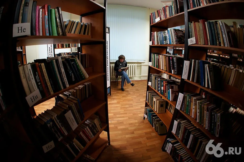 Больше половины книг уберут из библиотек Причина действующие нормы законодательства об иноагентах и нежелательных организациях Такой прогноз озвучил президент издательской группы Эксмо АСТ Олег Новиков Под запрет по его словам попадает не только литература написанная иноагентами но и издания к выпуску которых в любой форме причастны нежелательные организации Это касается и авторов и тех кто готовил комментарии аннотации и макеты пишут Ведомости Новиков добавил что среди изданий выпущенных при участии нежелательных организаций есть фонды русской классической литературы и краеведческие книги Под требования законодательства также попадают диссертации и научные работы российских авторов если в них цитируются материалы нежелательных организаций   на связи в TG MAX VK