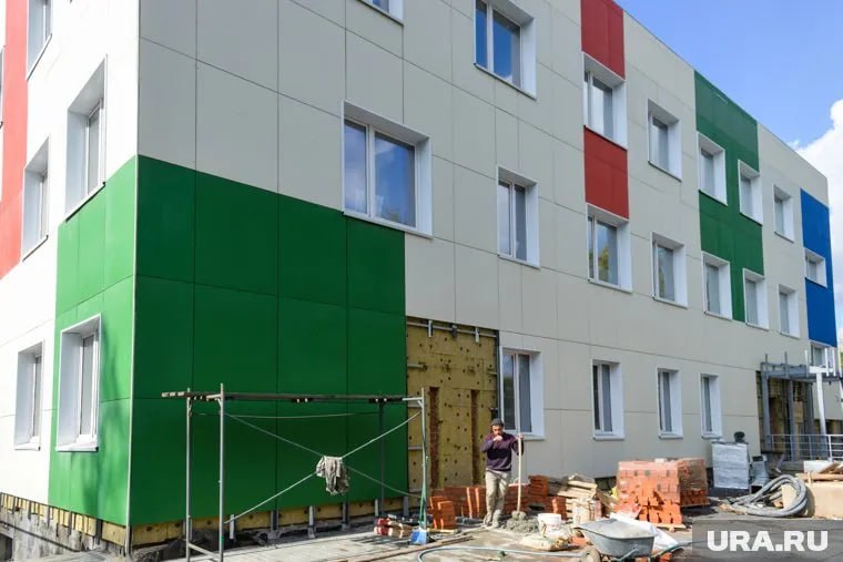Детский сад в ЖК «Легенда парк» достроен на 90% Его сдадут уже в октябре этого года. Он рассчитан на 317 мест и будет включать 14 игровых площадок, спортивный и хореографический залы, а также две ясельные группы. Подписаться Дать «буст»