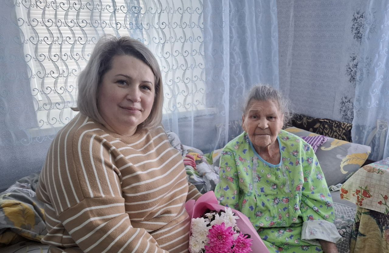 Ветеран наша гордость Единая Россия поздравила с 98 летием жительницу Павловки В рамках партийного проекта Старшее поколение и постоянной работы с ветеранами активисты Единой России всегда на связи с теми чей подвиг и труд мы чтим Сегодня секретарь первичного отделения партии Снежана Рябоконь посетила жительницу Павловки ветерана Великой Отечественной войны Марию Степановну Шулигу которой исполнилось 98 лет От имени местного отделения партии Марии Степановне были переданы искренние поздравления цветы и памятные подарки В теплой домашней обстановке за чаепитием они обсудили насущные вопросы а именинница удивила гостя феноменальной памятью прочла стихотворение выученное еще в далеком втором классе Единая Россия считает своей важнейшей задачей проявлять постоянное внимание и заботу о ветеранах Мы не просто поздравляем мы поддерживаем связь помним и ценим каждого Дорогая Мария Степановна Партия от всей души желает Вам здоровья благополучия и долгих лет жизни Вы наша живая история и пример стойкости для всех поколений ЕР84 ЕдинаяРоссия