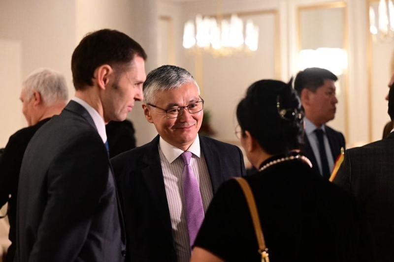 Общество российско китайской дружбы открыли в Екатеринбурге На открытии нового отделения призванного укрепить связи между Свердловской областью и Китаем присутствовали высокопоставленные гости включая исполняющего обязанности генерального консула КНР Ван Туна и советника посланника посольства Китая в России Лю Жуя Налажено взаимодействие между городами ведётся работа по заключению новых соглашений о побратимстве Искренне надеюсь что региональное отделение станет участником совместных проектов и возглавит новые инициативы культурного и гуманитарного взаимодействия отметил министр международных и внешнеэкономических связей Свердловской области Вячеслав Ярин Основные направления работы нового отделения будут включать развитие культурно образовательных программ поддержку молодежных инициатив и экономическое сотрудничество Среди планов организация фестивалей выставок студенческих обменов и поддержка изучения китайского языка EanNews