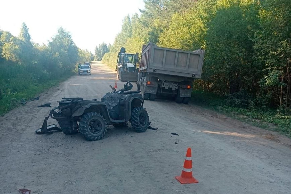 В Усть-Кубинском округе подростки на квадроцикле врезались в грузовик Сегодня, 15 июля, в деревне Порохово Усть-Кубинского округа произошло дорожно-транспортное происшествие с участием детей. Столкнулись грузовик МАЗ и квадроцикл, за рулём и в качестве пассажира которого находились 13-летние подростки, сообщили ИА «Вологда Регион» в пресс-службе УМВД России по Вологодской области. В результате аварии ребята получили травмы различной степени тяжести и, по предварительной информации, были доставлены в больницу в Вологде. На месте происшествия работают сотрудники полиции. Подробности уточняются.