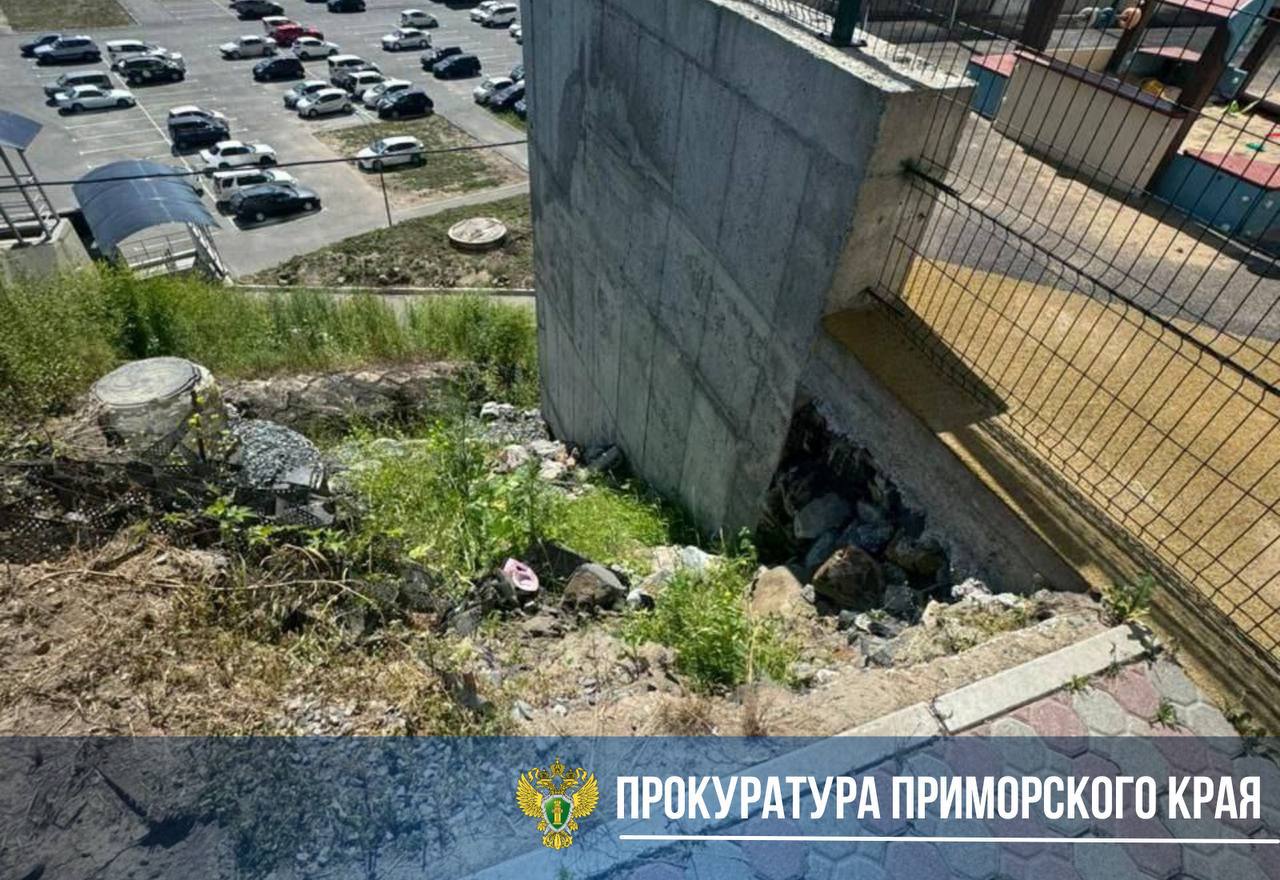 Прокуратура начала проверку по факту падения ребенка с косогора во Владивостоке, сообщает тг-канал надзорного ведомства Накануне в соцсетях Владивостока появились видеокадры , на которых видно, что девочка упала с обрыва, расположенного рядом с детской площадкой на улице Нейбута во Владивостоке. Ребёнок госпитализирован с переломом предплечья и ушибами. Прокуратура даст даст оценку действиям лиц, ответственным за содержание территории, на которой произошел инцидент.