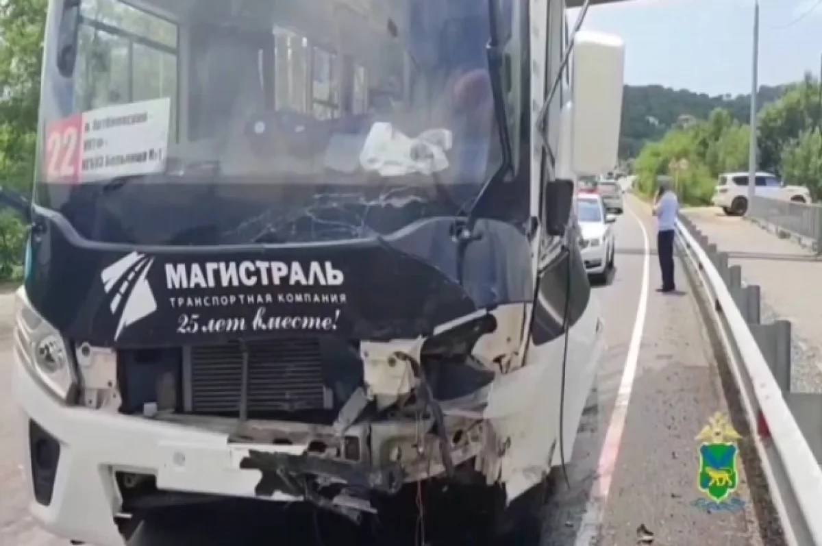В Приморье произошло ДТП с пассажирским автобусом ⏺В Артеме произошло ДТП с участием пассажирского автобуса. Все произошло возле дома № 1 по улице Центральной. По рассказам очевидцев автобус вылетел на встречную полосу. ⏺Водитель легковой машины смог покинуть салон только с помощью очевидцев. По их же словам, есть пострадавшие. Подробнее в «АиФ - Приморье»