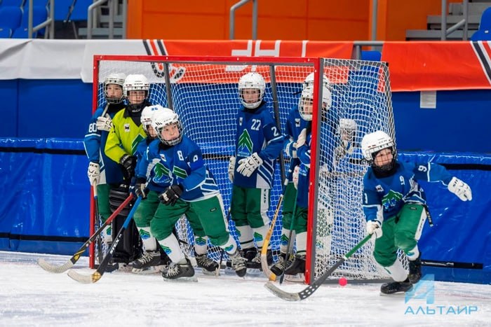 Сибскана сыграет на Красной площади в турнире Патриарха Сегодня в Москве стартует финал XVI турнира на призы Святейшего Патриарха Московского и Всея Руси по хоккею с мячом среди хоккеистов 2015 2015 годов рождения В соревнованиях мальчиков принимают участие 10 команд которые стали победителями отборочных соревнований в федеральных округах В числе претендентов на победу иркутская Сибскана которая выступает под руководством заслуженного тренера России Александра Межуева Наша команда вступает в борьбу за награды сегодня вечером В 21 10 по иркутскому времени иркутяне сыграют с хабаровским СКА Нефтяником в 22 20 с Мончегорском из Мурманской области Также в группе с Сибсканой играют Нефтяник из Новокуйбышевска и красноярский Енисей матчи с этими командами бело зеленые проведут завтра В эти же дни на Красной площади пройдут и решающие матчи турнира Патриарха среди девочек Подписаться на канал