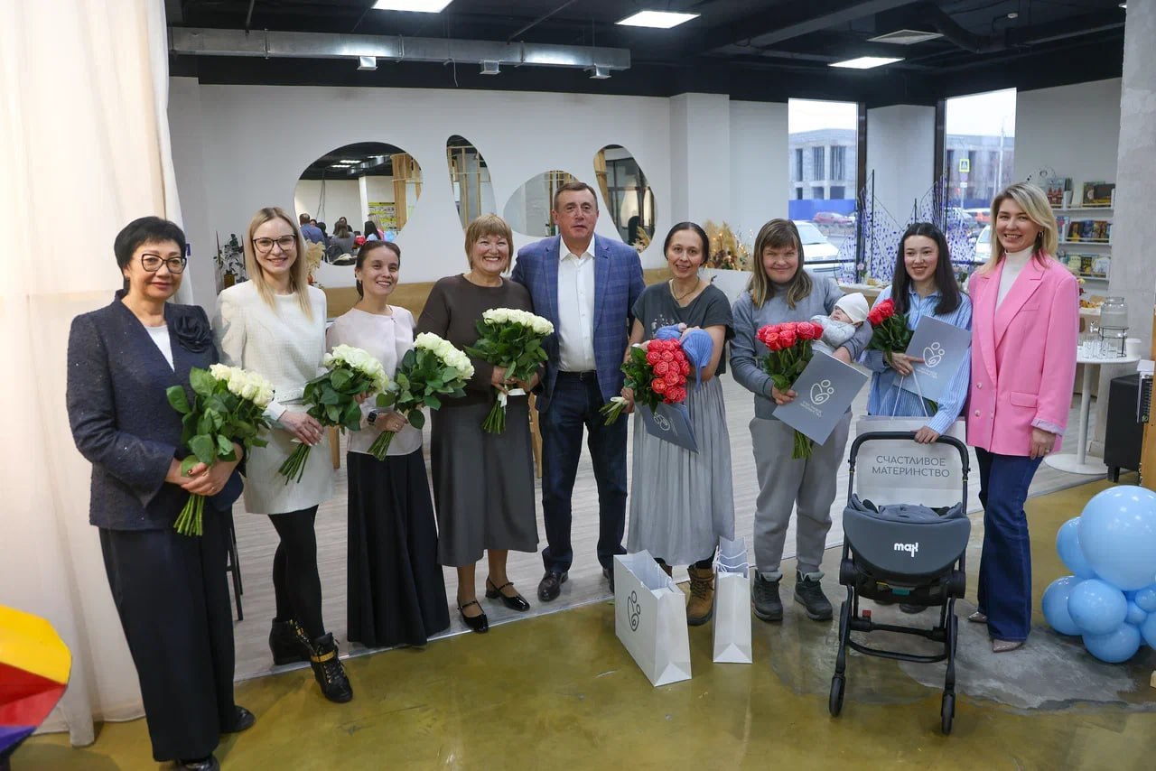 Губернатор Сахалинской области Валерий Лимаренко поздравил женщин с Днем матери Глава региона отметил что воспитать достойного человека это настоящий подвиг требующий мудрости терпения и огромной душевной силы Валерий Лимаренко подчеркнул роль матерей в формировании у детей любви к родной земле уважения к старшим и стремления к созиданию Губернатор заверил что в области создаются все условия для поддержки матерей а также для обеспечения подрастающего поколения качественным образованием и возможностями для спортивного и творческого развития В завершение обращения Валерий Лимаренко пожелал всем мамам крепкого здоровья благополучия и радости   Подписаться на нас Telegram I MAX Прислать нам новость Sakhonlinebot