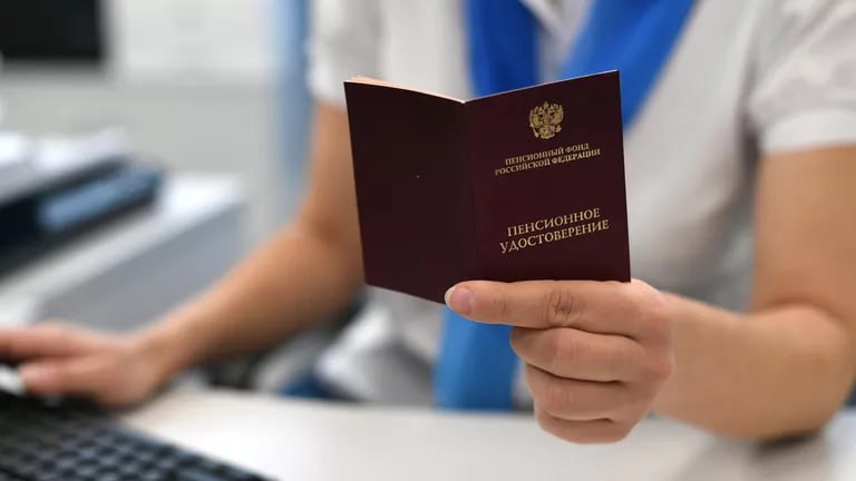 Индексация пенсий работающих пенсионеров С 1 августа произойдет перерасчет пенсий работающих пенсионеров. Увеличение выплат будет зависеть от трудового стажа и страховых взносов, уплаченных работодателем за прошедший год. Механизм расчета: при перерасчете учитывается количество накопленных пенсионных коэффициентов баллов за прошедший период работы. Чем больше стаж и взносы — тем выше итоговая сумма. Важно знать: максимальный размер повышения составит 437 рублей. Это связано с установленными законодательными ограничениями. Напоминаем: работающие пенсионеры получают право на ежегодный перерасчет пенсии с учетом новых страховых взносов и стажа. , чтобы быть в курсе всех важных новостей! #Николаевск27 #Николаевск_на_Амуре #пенсии #работа #индексация #социальныевыплаты #новости #экономика #финансы #пенсионныйфонд