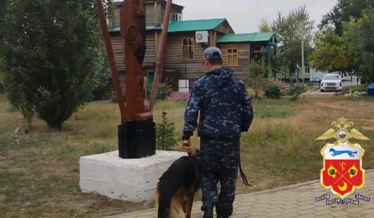 Жительница Соль Илецка подожгла деревянный крест возле храма В Соль Илецке местная жительница подожгла деревянный крест установленный в сквере у храма Георгия Победоносца Правоохранители оперативно установили личность подозреваемой 25 летней местной жительницы По её словам причиной поступка стало несогласие с местом размещения креста который как она заявила оскорбляет чувства верующих Злоумышленница задержана в настоящее время решается вопрос об избрании ей меры пресечения