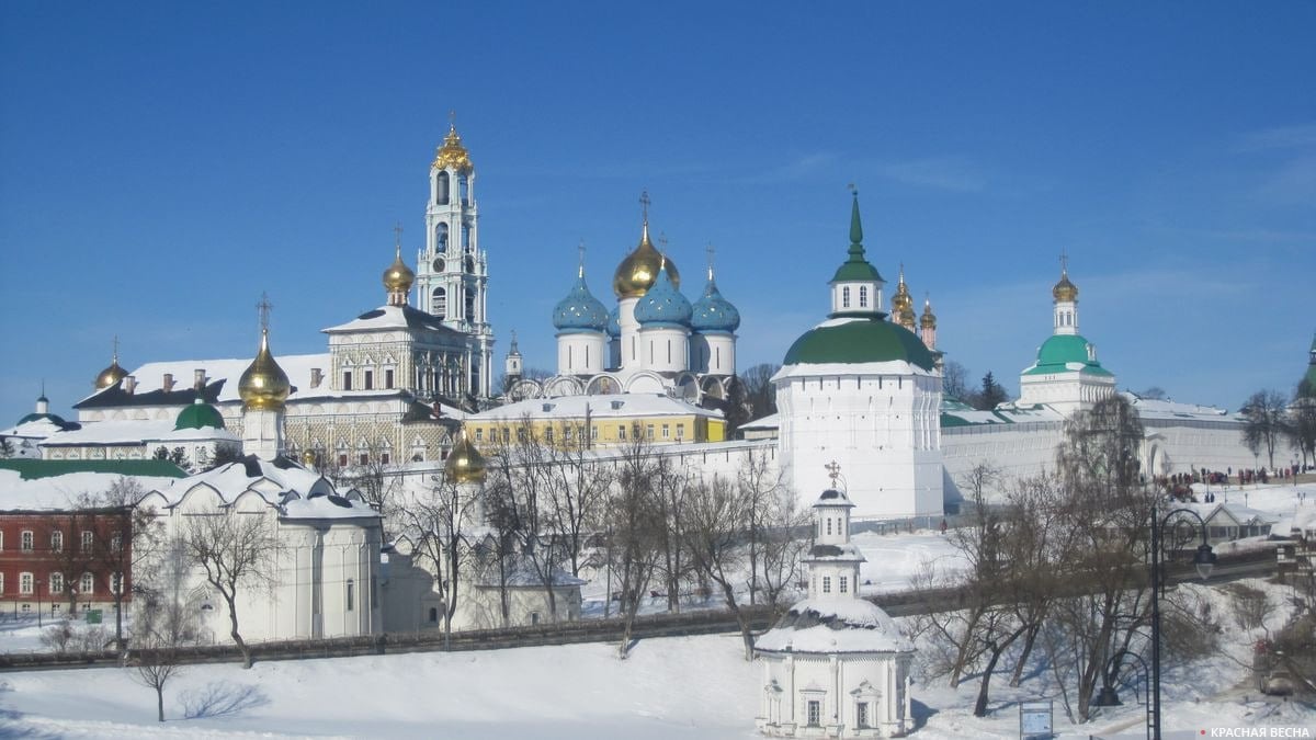 В Троице-Сергиевой лавре нашли одно из древнейших русских надгробий  Надгробную плиту с надписью, датируемой 1492 годом, обнаружили сотрудники подмосковной экспедиции Института археологии Российской академии наук  ИА РАН  при проведении спасательных раскопок в Троице-Сергиевой лавре, сообщили в пресс-службе института.  Ученые считают находку очень редкой. Изначально надгробные плиты на Руси были безымянными, и только в конце XV века на надгробьях появились надписи, содержащие крестильное имя умершего и дату его смерти.  Подробнее