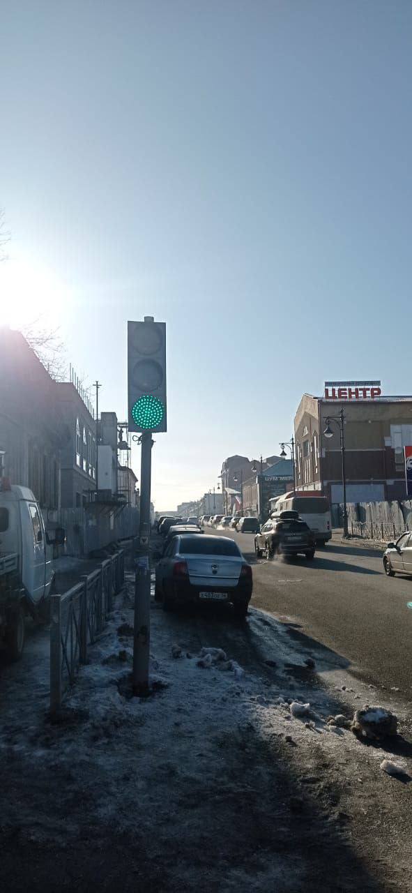 В Оренбурге починили светофор на перекрестке Пролетарской и Краснознаменной  #Про_Общество   Поврежденный во время аварии светофор на перекрестке улиц Пролетарской и краснознаменной, починили. Об этом сообщили в пресс-службе мэрии.    По данным администрации, работы на объекте выполнили специалисты МБУ «Управление капитального строительства». Также сообщается, что неполадки устранены, светофор работает в штатном режиме.