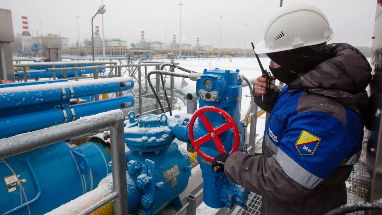Россиянам хотят увеличить налоги после крушения сырьевых доходов бюджета Депутаты Госдумы России снова обсуждают сценарии повышения налогов, чтобы наполнить федеральную казну, которая в этом году столкнулась с двузначным падением нефтегазовых доходов. В ходе заседания думского комитета по бюджету 26 мая поступили предложения поднять налоги для банков, а также для нефтяных компаний, рассказал председатель комитета Андрей Макаров. Обе идеи, по словам Макарова, нежизнеспособны. Нефтяные компании платить больше не могут, поскольку оказались под санкциями, объяснил он: Мы видим сейчас проблемы, с которыми сталкиваются все наши компании, страна, с тем, чтобы продать нефть, которую мы добываем.Что касается банков, то они также стали мишенью западных ограничений, а от их устойчивости зависит безопасность всей экономики страны. Тем не менее, признал Макаров, даже обновленные прогнозы по бюджету, со сниженным планом доходов, сейчас выглядят «излишне оптимистичными». Минфин ждет, что по итогам года казна соберет 8,3 трлн рублей налогов с нефти и газа — на 2,6 трлн рублей меньше, чем планировалось. Общие доходы не дотянут 1,8 трлн рублей до изначального плана 38,5 трлн рублей вместо 40,3 трлн , а дефицит станет рекордным с пандемии — 3,8 трлн рублей. Подписаться Прислать новость