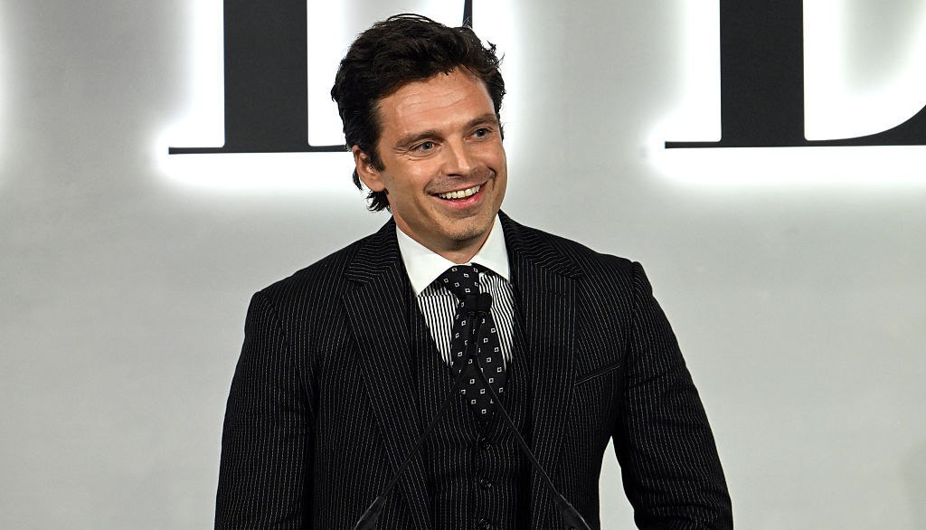 Себастьян Стэн может появиться в Бэтмене 2 Актер ведет переговоры об участии в проекте Главную роль в нем исполняет Роберт Паттинсон Ранее стало известно что к сиквелу Бэтмена присоединилась Скарлетт Йоханссон Съемки фильма начнутся весной 2026 года В прокате он появится в октябре 2027 го Больше новостей в Daily News