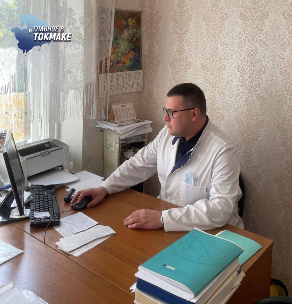 Онколог из Карелии проведет приемы пациентов в Васильевском районе С 21 по 27 мая жители Васильевского района смогут обратиться за консультацией к онкологу-хирургу Александру Романову, главному хирургу минздрава Карелии. Врач, известный местным жителям, регулярно выезжает в округ для оказания медицинской помощи и проводит дистанционные консультации. На этот раз Александр Романов сосредоточится на диспансерном наблюдении пациентов с онкопатологией. Как и в предыдущие приезды, он будет работать «до последнего пациента в очереди».