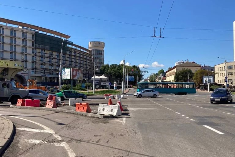 На пересечении пр. Машерова и ул. Максима Богдановича изменили схему движения.   Здесь обустроили направляющие островки, установили выносные светофоры длиной 6 метров и сместили стоп-линию.  Госавтоинспекция отмечает, что изменения сократили зону перекрестка и улучшили видимость сигналов светофоров, что должно повысить безопасность движения. В будущем направляющие островки появятся и на самой улице Максима Богдановича.  «Минск-Новости» MINSKNEWS.BY Telegram Viber FB  VK Inst TikTok  YouTube