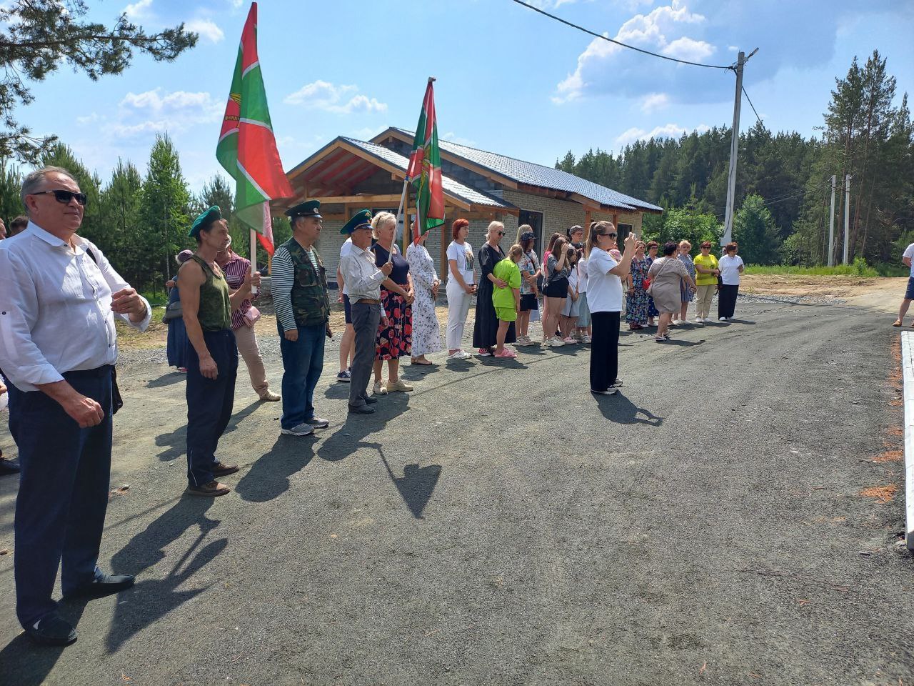 Самую большую на Урале копию Знамени Победы сменили на триколор. Вчера, в преддверии Дня России, на территории села Кашино в Сысертском муниципальном округе поднят триколор площадью 42 м² на флагштоке 30 м. Напомним, российский флаг сменил самую большую копию Знамени Победы также площадью 42 м² , которая была поднята здесь же, 6 мая, по инициативе жителей села Кашино и при поддержке Администрации Сысертского муниципального округа. Флагшток установлен на самой высокой точке села Кашино, чтобы триколор хорошо был виден, в том числе с федеральной трассы М5 «Урал». Подписаться Новости Екатеринбурга
