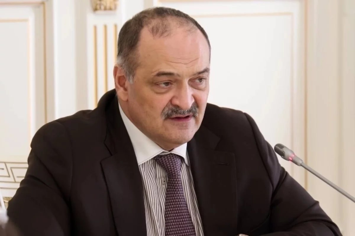 Глава Дагестана Сергей Меликов призвал дагестанцев и азербайджанцев не вестись на провокации в связи с трудностями в отношениях между Россией и Азербайджаном. «Я обращаюсь ко всем: и к дагестанцам, и к нашим братьям-азербайджанцам – не дайте вбить клин между нами. Не поддавайтесь эмоциям, не ведитесь на провокации, не опускайтесь до бытового национализма. Верьте только официальной и проверенной информации!» - попросил глава Дагестана. Он рассказал, что многонациональный Дагестан уже многие десятилетия мирно сосуществует с ближайшими соседями. В республике живёт немало выходцев из Азербайджана, которые считают российский регион своим домом. «Наши связи больше, чем географические. Это история, родственные узы, культура, совместная жизнь. Хочу подчеркнуть, что именно в Дагестане азербайджанцы являются коренным народом!» - напомнил Меликов. По его словам, недруги, которые не хотят стабильности в Дагестане, Азербайджане и России, пытаются спровоцировать россиян, втянуть их в конфликты и склонить к постыдным поступкам. «Мы уже не раз видели, как внешние силы пытаются дестабилизировать ситуацию чужими руками. В конечном итоге они терпели неудачу, потому что мудрость, единство и отзывчивость нашего народа оказывались выше этих грязных игр», - заявил руководитель Дагестана. Он выразил надежду, что проблемы в отношениях России и Азербайджана разрешатся мирным путём. «ВКонтакте» и в «Одноклассниках», чтобы быть в курсе самых интересных новостей Кавказа. Фото: пресс-служба администрации главы Дагестана. -канал АиФ – Северный Кавказ