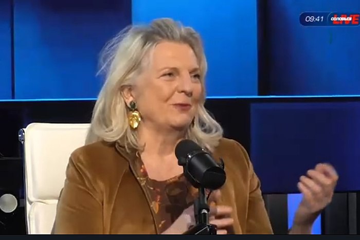 Назвала нас гиенами В Австрии запустили процесс лишения экс главы МИД Карин Кнайсль гражданства Парламентская партия Австрии NEOS запустила процесс лишения гражданства экс министра иностранных дел страны Карин Кнайсль сообщает агентство ЕАН Поводом для этого якобы послужило острое высказывание дипломата в адрес соотечественников пишут австрийские СМИ Лидер либеральной партии NEOS Янник Шетти считает что Кнайсль своими заявлениями наносит репутационный ущерб властям страны В качестве примера австрийский политик привел интервью Кнайсль в котором она сравнила австрийцев с гиенами пишет Kronen Zeitung Если я и скучаю по чему то в Европе так это по Франции а не по Австрии Во Франции люди были людьми а в Австрии гиенами сказала экс глава МИД Австрии в одном из видео В парламенте Австрии у партии NEOS нет большинства отмечает ЕАН uralweb ru