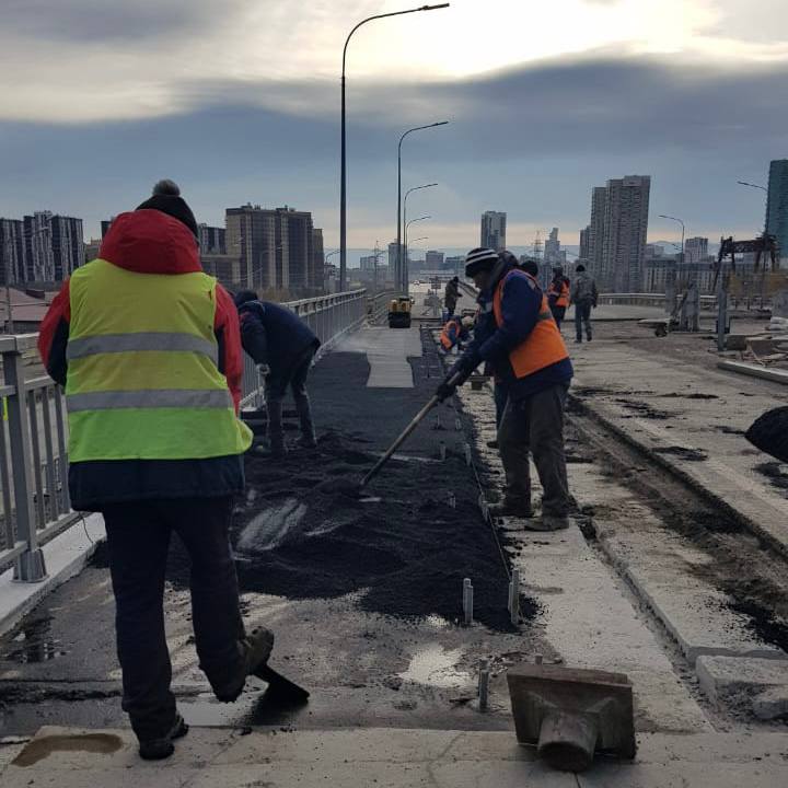 Подрядчик продолжает устранять замечания на развязке на Северном шоссе  Сейчас специалисты «Сибиряка» работают на трех полосах, ведущих в сторону ТРЦ «Планета». После чего перейдут на другую часть путепровода.  В департамента градостроительства уточнили, что устранить недочеты невозможно без перекрытия дороги.   Ранее представители компании планировали открыть движение на участке 16 октября, но выполнить все работы не успели в срок.  Фото: Градостроительный вестник