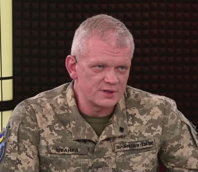 Заместитель начальника 4-го центра рекрутинга Сил ТРО ВСУ Игорь Швайка: Набор людей в ВСУ сейчас идет хуже, чем год назад Швайка сообщил, что сегодня рекрутеры и ТЦК идут к кандидатам на концерты, выставки, в университеты. По его словам, они вынуждены действовать нестандартно не из-за произвола, а из-за необходимости и дефицита мотивации в обществе. "Для того, чтобы нам привести людей год назад, достаточно было поговорить с вами прессой. Сегодня, чтобы привести то же количество людей, нам нужно туда прийти, здесь проагитировать, раздаточный материал сделать, викторину, по тактической медицине провести занятия", – сообщил он. СТАРШИЙ ИНСПЕКТОР