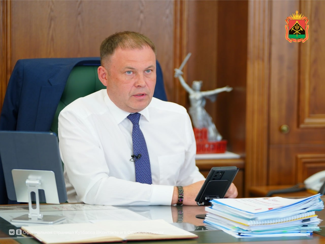 Губернатор Кузбасса Илья Середюк провел прямой эфир в социальных сетях    На прямой эфир поступило более 400 вопросов, которые касались:    кадровых решений и подготовки участников СВО к работе в экономике региона;   льгот, пособий и социальной поддержки граждан;    детские проездные и поддержка талантливой молодежи;   подача горячей воды в дома;    халатность служб в отработке заявок по бездомным собакам;   загрязнение окружающей среды и рек.     Также в числе самых актуальных вопросов — отлов бездомных собак, на проблему активно жаловались жители Кемерова. Губернатор сделал контрольный звонок по многоканальному телефону 67-00-00, а также главе города.     Глава региона подчеркнул, что при обращении жителям необходимо сразу сообщать, когда заявка будет выполнена. Соответствующее поручение было дано главе Киселевска, откуда также поступали жалобы.
