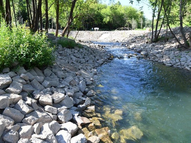 Голубые озера стали чище после того как там запретили купаться Воде вернулся тот самый голубой цвет из за которого озера как раз и называются Голубыми Буквально вчера мы были на выезде на этой территории на совещании и коллеги из Дирекции парков Казани заметили что голубой становится даже Казанка куда впадают Голубые озера И она при этом голубая а не зеленая и цветущая директор Института развития городов Татарстана 116 RU Новости Казани