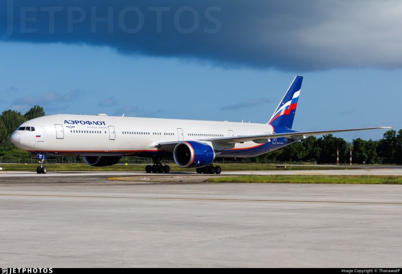 Боинг в полёте на Камчатку превысил скорость с выпущенными закрылками Боинг авиакомпании Аэрофлот выполнявший рейс Москва Петропавловск Камчатский превысил скорость полёта с выпущенными закрылками передаёт РАИ КАМЧАТКА ИНФОРМ со ссылкой на телеграм канал Aviaincident По данным средств объективного контроля был зафиксирован прирост скорости 5 узлов в секунду По приземлению инженерно технический персонал осмотрел воздушное судно Повреждений не обнаружили замечаний к техническому состоянию самолёта не было от полётов он не отстранялся Напомним 1 сентября Як 40 Камчатского авиапредприятия приземлился в аэропорту села Тигиль на севере полуострова с козлением Спустя почти два месяца в конце октября по факту авиаинцидента возбудили уголовное дело по ч 1 ст 263 УК РФ нарушение правил безопасности движения и эксплуатации воздушного транспорта Фото jetphotos КАМЧАТКА ИНФОРМ новости Камчатки в Telegram Фоторепортажи и эксклюзивные материалы на kamchatinfo com НАПИСАТЬ НАМ