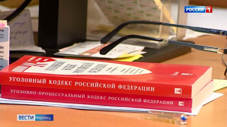 В Перми будут судить мошенника, похитившего более 6 млн рублей Прокуратурой Пермского края утверждено обвинительное заключение по уголовному делу в отношении жителя Перми. По версии следствия, обвиняемый, действуя совместно с соучастником, уголовное дело в отношении которого выделено в отдельное производство, приобретали сим-карты, абонентские номера которых ранее использовались гражданами для регистрации в мобильном приложении банка. Получив доступ к личным аккаунтам, они похищали имевшиеся на счетах сбережения, либо дистанционным способом оформляли заявки на получение кредитов и похищали поступавшие заемные средства. В результате преступных действий кредитной организации и физическим лицам причинен ущерб на общую сумму свыше 6,4 млн рублей. Уголовное дело направлено в Мотовилихинский районный суд г. Перми.