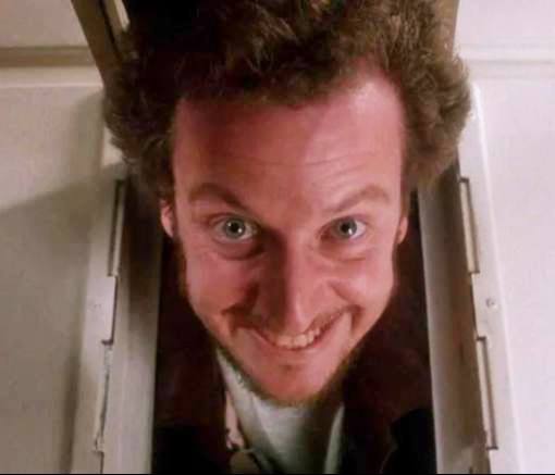 Актера который сыграл грабителя в фильме Один дома оштрафовали за попытку нанять проститутку Как пишет TMZ 68 летний Дэниел Стерн хотел договориться о совместном платном времяпровождении в одном из отелей Калифорнии но вмешалась полиция Актера обвинили в склонении к проституции и выписали ему крупный штраф ВПШ