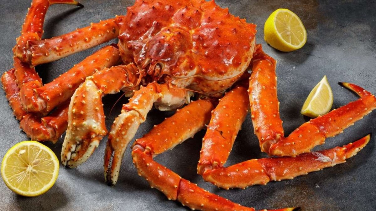 В Англии запретят приготовление живых лобстеров и крабов в кипятке Это следует из стратегии обнародованной Министерством охраны окружающей среды продовольствия и сельскохозяйственного развития Великобритании В документе подчеркивается что варка живых ракообразных не является приемлемым методом умерщвления Данная инициатива базируется на законе принятом еще в 2022 году Закон признает что беспозвоночные такие как лобстеры осьминоги и крабы обладают чувствительностью и способны испытывать боль подобно другим животным После введения данного запрета лобстеров и крабов необходимо будет либо замораживать либо оглушать с помощью электрических приборов перед приготовлением сообщает издание Daily Mail Кстати подобные меры уже применяются в таких странах как Швейцария Норвегия и Новая Зеландия Подписаться на truekpru Читать нас в MAX