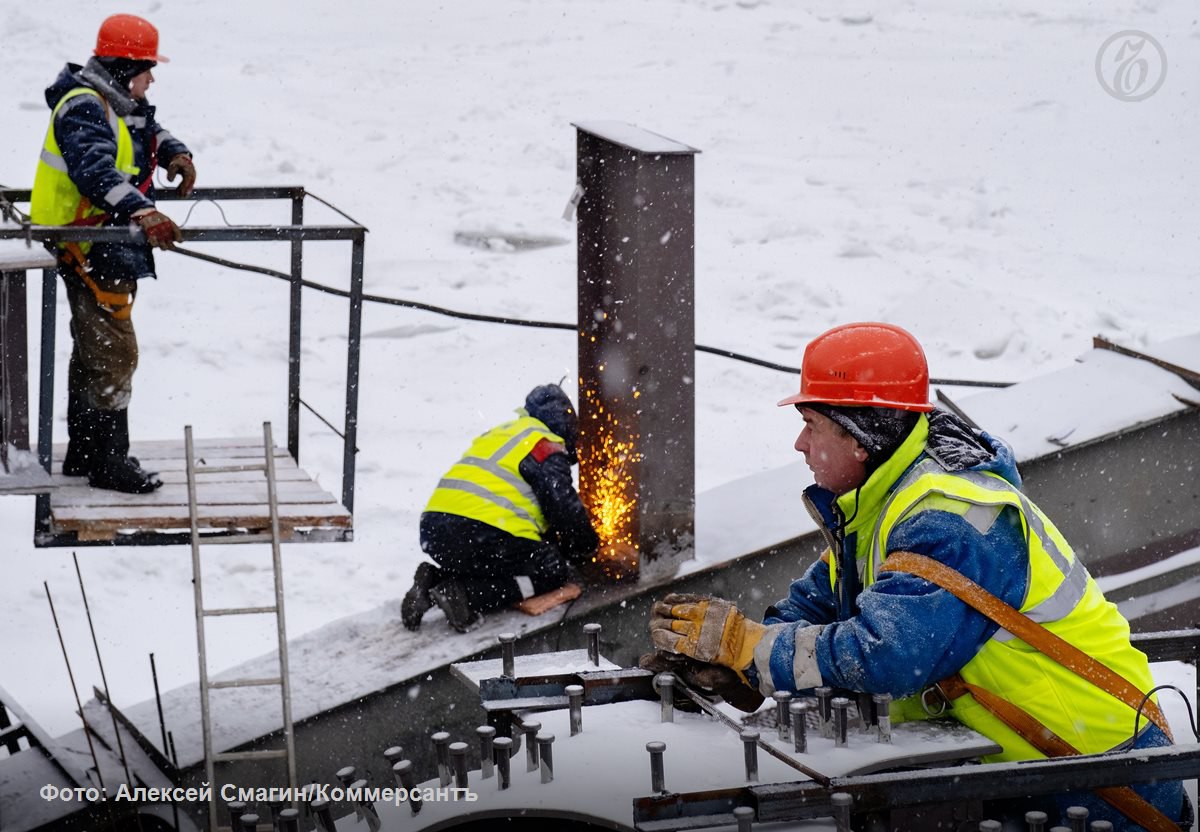 Металлопродукция для строительства начала дорожать За последнюю неделю января некоторые позиции подорожали на 25 445 руб за тонну в зависимости от вида Рост цен наметился в условиях общего снижения стоимости стали в России Положительная динамика может объясняться увеличением издержек металлургов нехваткой части продукции и стремлением покупателей сформировать запасы перед началом сезона Но роста спроса на сталь в строительстве в этом году не ожидается Ъузнал