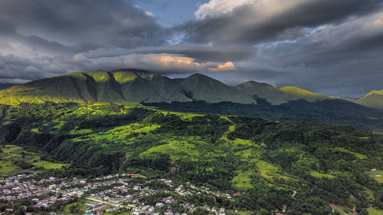 В 2025 году динамика бронирования гостиниц в Дагестане в 2 3 раза интенсивнее чем в среднем по туристической отрасли Зафиксирован подъем не только в количестве резервирований но и в длительности поездок а также в размере туристических групп Эксперты из Российского союза туриндустрии РСТ отмечают что республика успешно адаптируется к увеличивающемуся потоку путешественников наблюдаемому на протяжении нескольких лет По данным сервиса Travelline за последние две недели прирост бронирований в отелях Дагестана составил 10 по сравнению с аналогичным периодом прошлого года Для сравнения средний показатель по рынку составляет 3 а для Краснодарского края и Крыма 6 Положительная динамика наблюдается и в бронированиях на новогодние праздники с ростом в 14 по сравнению с прошлым годом Наибольший вклад в этот рост вносит Дербент демонстрирующий прирост в 21 за последние две недели и 38 в среднем за год