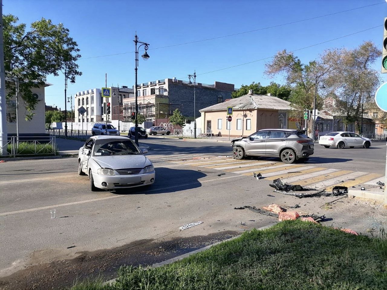 В Оренбурге на улице Краснознамённой в ДТП пострадала девушка-подросток #Про_Происшествия Дорожная авария произошла сегодня утром на перекрёстке улиц Краснознамённой и Комсомольской. По предварительным данным регионального УМВД, на месте происшествия столкнулись автомобили марки «КИА» и «Джили». Известно, что в аварии пострадала 16-летняя девушка, находившаяся в салоне одного из автомобилей. Пострадавшую доставили в больницу. На данный момент сотрудники полиции занимаются выяснением всех обстоятельств произошедшего. Фото: региональное УМВД