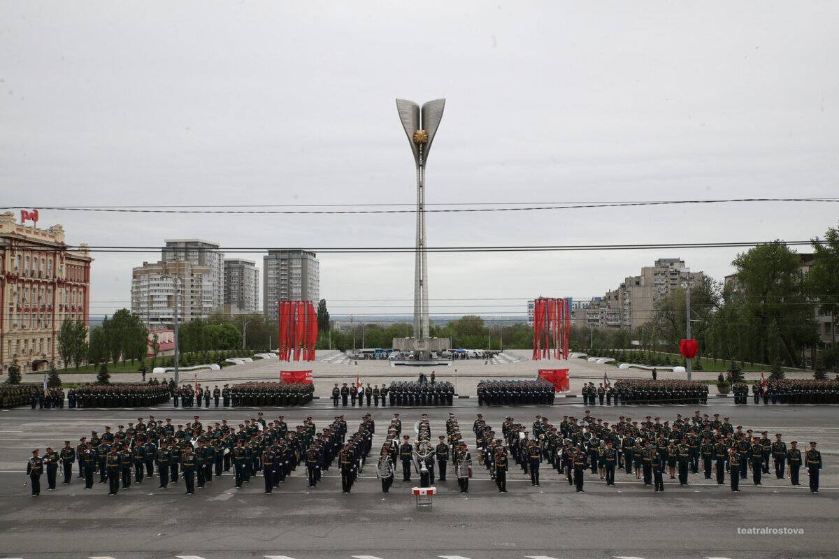 День Победы отметят в Ростовской области   Парады Победы пройдут в шести городах: Морозовске, Сальске, Миллерове и Каменске-Шахтинском.   В самом Ростове и Новочеркасске будут организованы еще и праздничные салюты, сообщает Mash.      — неужели нормально отпразднуем!    — нельзя такое устраивать в такое время…   Новости №1 в Ростове  Прислать новость/фото