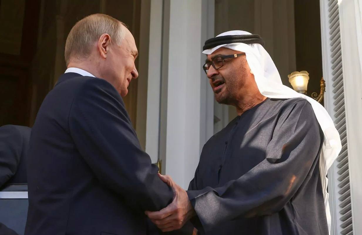 Президент РФ поговорил по телефону с главой ОАЭ, уведомили в Кремле. Владимир Путин высоко оценил оказываемое Абу-Даби содействие в организации обменов удерживаемыми лицами между Москвой и Киевом. Мухаммед Бен Заид Аль Нахайян в свою очередь поздравил Путина и российский народ с предстоящим 80-летним юбилеем Победы в Великой Отечественной войне.