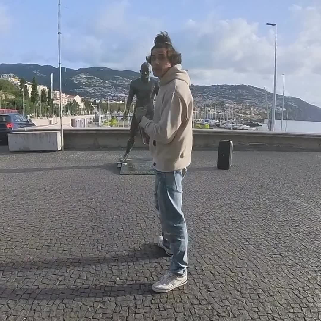 На Мадейре подожгли статую Криштиану Роналду: полиция разыскивает вандала