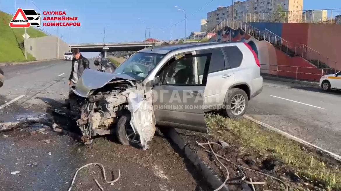 Леерное ограждение откинуло в автомобили во Владивостоке ДТП произошло в районе Героев Тихоокеанцев. Водитель Nissan X-trail не справился с управлением и протаранил леера. Части ограждения отлетели в два мимо проезжающих автомобиля. Источник: