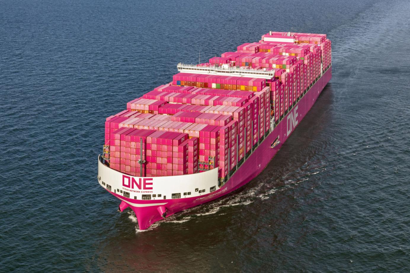 Ocean Network Express ONE поставила новый рекорд загрузив контейнеровоз ONE Innovation 22 233 TEU номинальная вместимость 24 000 TEU это самое большое количество контейнеров на одном контейнеровозе Судно рекордсмен отправилось из Сингапура с полной загрузкой и в настоящее время направляется в порт Феликстоу