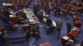 Резолюция Сената об ограничении полномочий президента Сенат США утвердил резолюцию ограничивающую полномочия экс президента Дональда Трампа в отношении использования вооруженных сил США против Венесуэлы Эта мера требует получения одобрения Конгресса для любых военных действий в этом направлении Цель принятой резолюции предотвращение эскалации военных конфликтов Подобные решения подчеркивают роль Конгресса в вопросах международной безопасности и контроля действий администрации президента Политика Венесуэла Russia News Подпишись