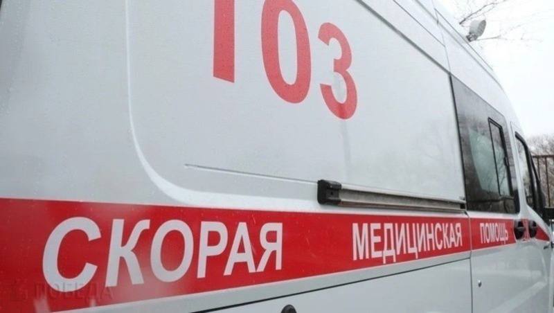 СКР проводит проверку после падения мужчины из окна в Ставрополе В соцсетях очевидцы рассказали о том, что человек выпал из окна по улице Тюльпановой в Ставрополе. При этом на фото видно, что погибший упал на крышу машины, на которой осталась вмятина. В краевом СУ СКР заявили, что проводится проверка. «В территориальном следственном отделе СУ СКР по Ставропольскому краю по факту смерти мужчины проводится проверка, устанавливаются все обстоятельства произошедшего», — сообщили в СУ СКР по СК.