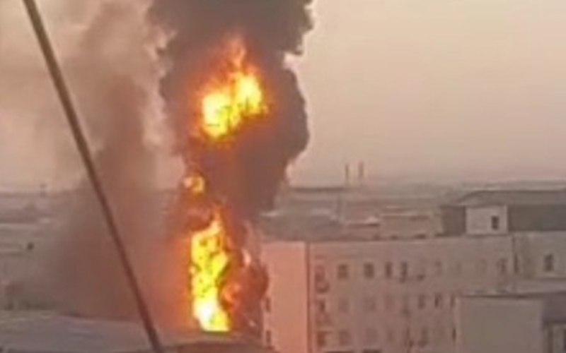 В Ургенче на мобильной автозаправке произошёл пожар  Вечером 8 августа в Ургенче на территории передвижной автозаправочной станции произошёл пожар во время перекачки бензина из автоцистерны в резервуар для хранения топлива.       Официальные страницы Kun.uz  Telegram   Facebook   Instagram   Youtube
