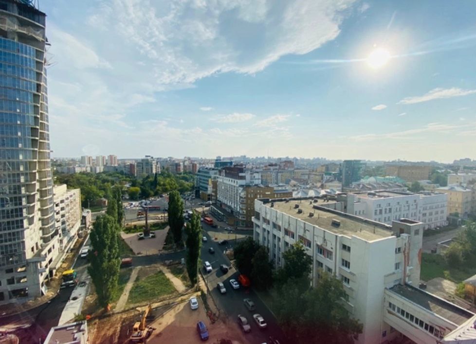 В Нижнем Новгороде утвердили параметры проекта КРТ Правительственный квартал Региональный штаб по градостроительной политике утвердил параметры проекта комплексного развития территорий КРТ Правительственный квартал или Нижний Сити Напомним новый правительственный квартал может появиться на пересечении улиц Горького и Большой Печерской рядом с транспортно пересадочным узлом который возведут при строительстве станции метро Сенная В 2022 г стоимость проекта оценивали в 25 2 млрд руб Для правительственного квартала будет применяться концепция сухих ног она позволит не выходя на улицу добраться из Нижнего Новгорода до Москвы Сити в Москве Деловой квартал НН