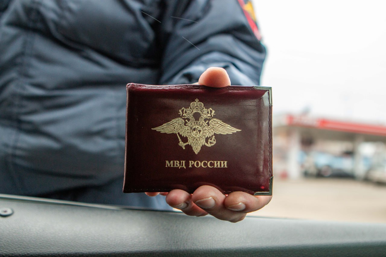 Мать из Краснодара получила штраф за превышение скорости когда пыталась спастись от БПЛА В марте жительница Краснодара Елена с двумя сыновьями отправилась в Приморско Ахтарск на день рождения родственника По дороге примерно за полчаса до въезда в город они заметили полет беспилотников которых по словам Елены было около 8 10 Семья стала свидетелем того как два дрона были сбиты что сопровождалось взрывами Испуганный младший сын начал плакать и Елена чтобы обезопасить семью резко увеличила скорость до более чем 100 км ч хотя на данном участке дороги ограничение составляло 60 км ч Позже выяснилось что камера зафиксировала превышение скорости и Елене был выписан штраф Однако в суде она смогла доказать что ее действия были вызваны крайней необходимостью и отсутствием других способов укрыться от опасности В результате постановление о штрафе было отменено пишет Мэш Подписаться на новости ЮГ 24   ЮГ 24 теперь в MAX