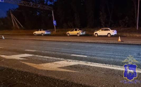 В массовом ДТП на трассе под Самарой пострадала 9-летняя девочка Инцидент произошел вечером 7 августа, в Волжском районе. По предварительным данным сотрудников госавтоинспекции, в 8 вечера 46-летняя женщина, управляя Lada Granta, ехала со стороны поселка Новосемейкино в направлении Самары. Водитель не выбрала безопасную дистанцию до движущегося впереди еще одной Lada Granta, за рулям которого находился 64-летний мужчина. Итог - столкновение. После которого, автоледи по инерции врезается еще и в ВАЗ 2110. Пострадавшей 9-летней девочке-пассажирки второй Lada Granta, назначено амбулаторное лечение. : ГУ МВД России по Самарской области