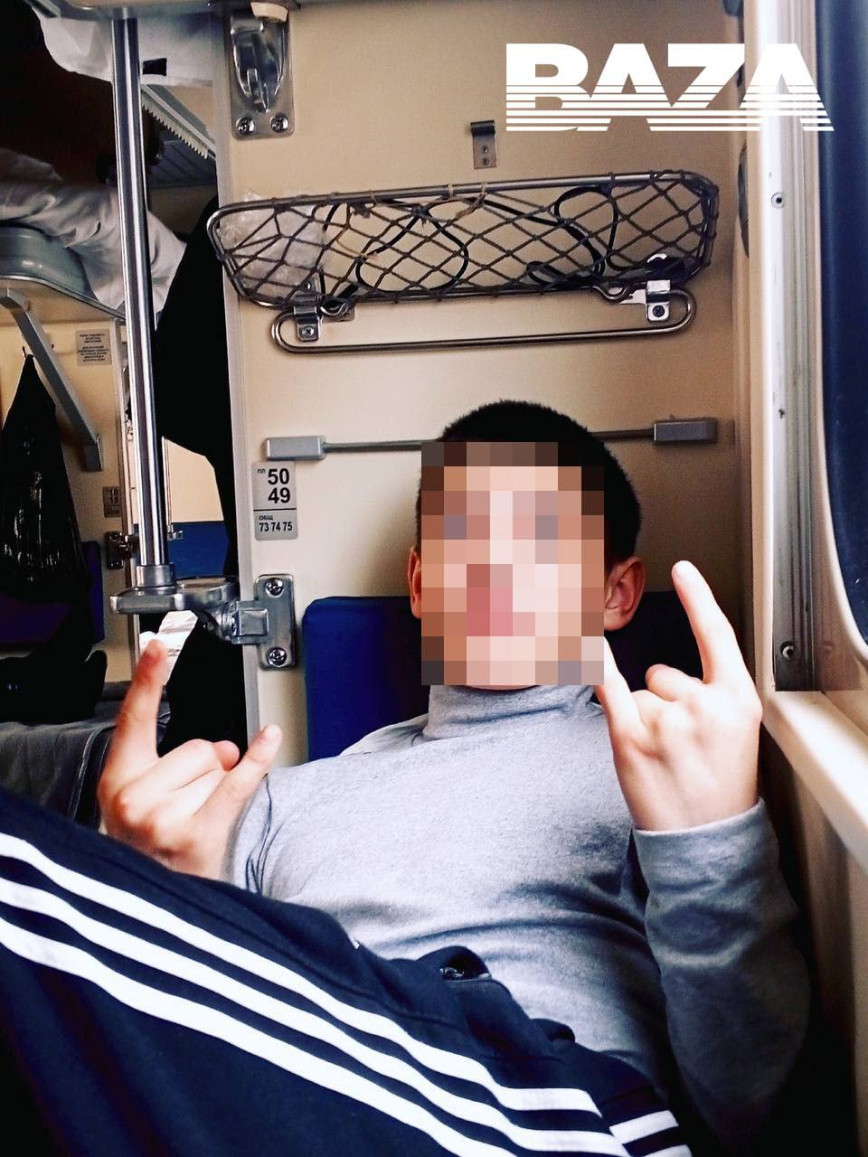 В Иркутской области школьник втихую взял у родителей машину и врезался в столб. Испугавшись наказания, мальчик покончил с собой. 14-летний Ваня имя изменено из Бирюсинска давно хотел покататься на «Ленд крузере» родителей. На поездку восьмиклассник решился 7 июня: парень дождался, пока мать уснёт отца дома не было , взял ключи и поехал кататься по городу. В районе улице Калинина школьник не справился с управлением и повредил машину, наехав на деревянный столб. Парень вернулся домой, припарковал машину, и его накрыло: мальчик очень боялся реакции родителей. Ваня пошёл во двор и совершил суицид. Тело мальчика нашли следующим утром между домом и сараем. Подписывайтесь, это Baza