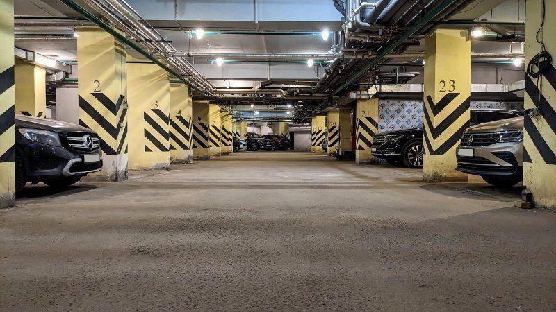 В России машино места начали дорожать быстрее жилья Сейчас цена парковочного места в жилом комплексе составляет почти 20 от стоимости квартиры За год такие объекты подорожали на 20 тогда как цены на квартиры выросли только на 7 9 Главная причина нехватка парковочных мест Подпишись на нас в МАХ