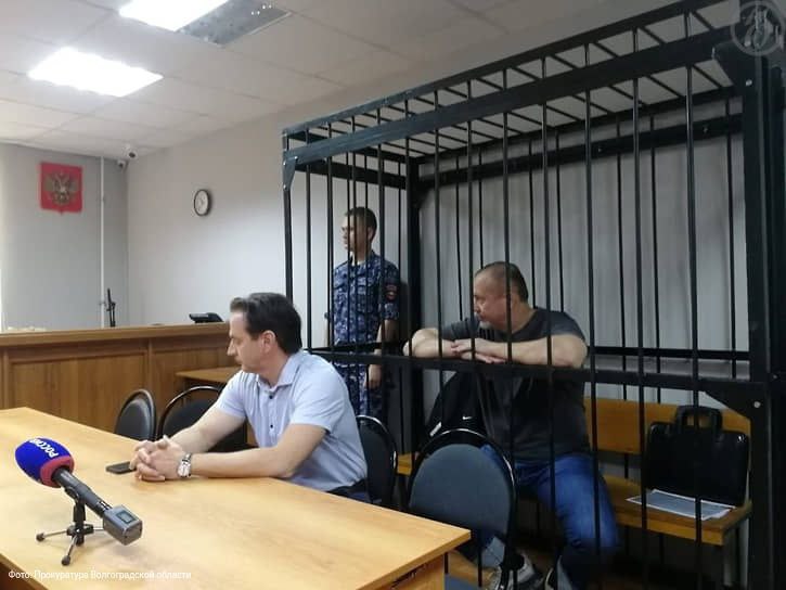 В Волгограде экс депутатам грозит до 17 лет колонии по обвинению в автоподставах Прокуратура запросила для бывших депутатов Волгоградской городской думы Евгения Щура Алексея Зверева и Федора Литвиненко до 17 лет лишения свободы по обвинению в автоподставах Им вменяют мошенничество в особо крупном размере легализацию доходов и подделку документов Еще двоим фигурантам которых гособвинение называет исполнителями грозит 10 и 9 лет колонии Ущерб страховым компаниям оценивается в 84 млн руб Фигуранты вину не признают Подробнее в материале Ъ Средняя Волга Страховка строгого режима Все эксклюзивы kommersant64