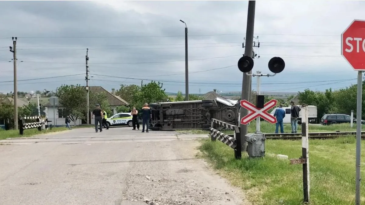ДТП на железной дороге на севере Молдовы автомобиль перевернулся после столкновения с поездом Железнодорожное происшествие произошло сегодня около 14 15 на участке Флорешть Бельцы Автомобиль перевернулся после столкновения с поездом на железнодорожном переезде сообщает PulsMedia md По предварительной информации машинист применил экстренное торможение однако избежать удара не удалось транспортное средство выехало на пути с нарушением правил Подпишись на primulinmd